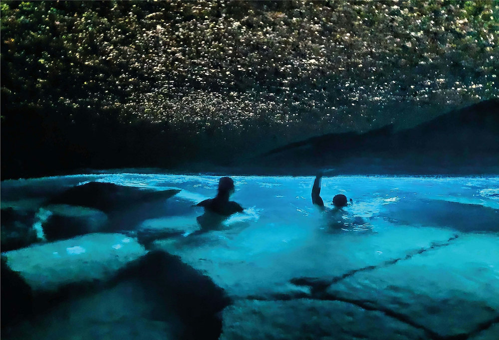 Água azul fluorescente na Gruta do Acaiá em Ilha Grande